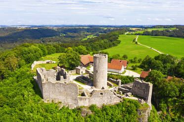 Deutschland, Bayern, Neumarkt in der Oberpfalz, Drohnenansicht der Burgruine Wolfstein im Frühling - SIEF09985