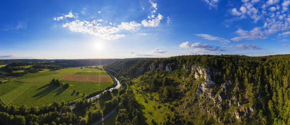 Deutschland, Bayern, Kipfenberg, Drohnenpanorama des Naturparks Altmühltal im Frühling - SIEF09990