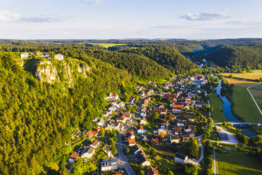 Deutschland, Bayern, Kipfenberg, Drohnenansicht eines Dorfes am Fluss im Frühling - SIEF09993