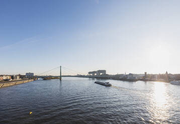 Deutschland, Nordrhein-Westfalen, Köln, Sonnenuntergang über dem Rhein mit Rheinauhafen und Severinsbrücke im Hintergrund - GWF06703