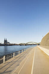 Germany, North Rhine-Westphalia, Cologne, Rheinboulevard with Hohenzollern Bridge and Cologne Cathedral in background - GWF06707