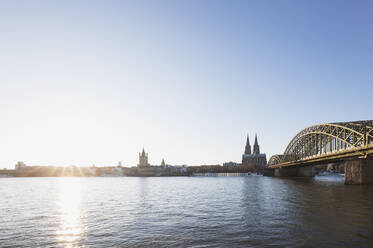 Deutschland, Nordrhein-Westfalen, Köln, Sonnenuntergang über dem Rhein mit Hohenzollernbrücke und Kölner Dom im Hintergrund - GWF06708