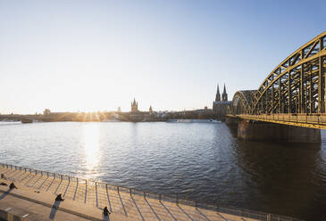 Deutschland, Nordrhein-Westfalen, Köln, Sonnenuntergang über dem Rhein mit Hohenzollernbrücke und Kölner Dom im Hintergrund - GWF06709