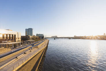 Deutschland, Nordrhein-Westfalen, Köln, Sonnenuntergang über der Rheinboulevard-Promenade - GWF06710