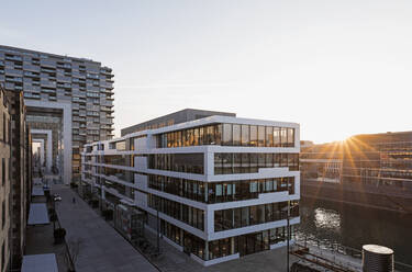 Deutschland, Nordrhein-Westfalen, Köln, Luxus Kranhaus im Rheinauhafen bei Sonnenuntergang - GWF06718