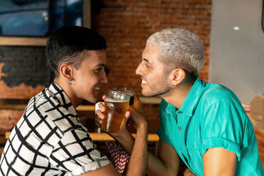 Romantisches schwules Paar genießt das Biertrinken mit Arm in Arm an der Bar - SPCF00836