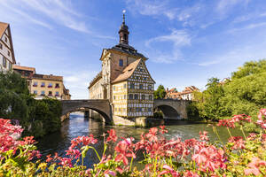 Deutschland, Bayern, Bamberg, Fluss Regnitz und altes Rathaus im Frühling - WDF06142