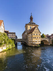 Deutschland, Bayern, Bamberg, Fluss Regnitz und altes Rathaus im Frühling - WDF06144