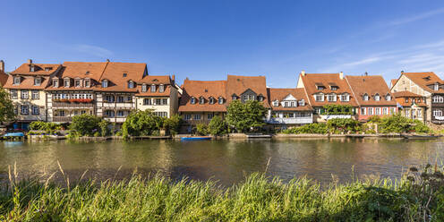 Deutschland, Bayern, Bamberg, Fluss Regnitz und Klein-Venedig-Stadthäuser im Frühling - WDF06148