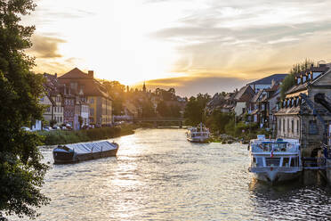 Deutschland, Bayern, Bamberg, Ausflugsboote im Stadtteil Klein-Venedig bei Sonnenuntergang - WDF06153