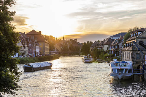 Deutschland, Bayern, Bamberg, Ausflugsboote im Stadtteil Klein-Venedig bei Sonnenuntergang - WDF06153