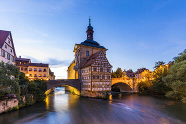 Deutschland, Bayern, Bamberg, Fluss Regnitz und altes Rathaus in der Abenddämmerung - WDF06154