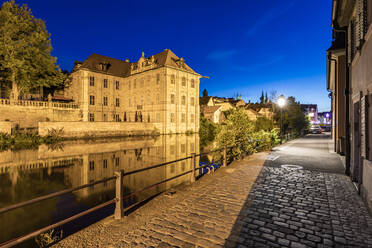 Germany, Bavaria, Bamberg, Empty cobblestone street in front of Villa Concordia at night - WDF06156