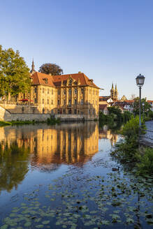 Deutschland, Bayern, Bamberg, Villa Concordia spiegelt sich im Fluss Regnitz - WDF06158