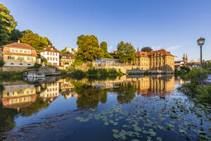 Deutschland, Bayern, Bamberg, Villa Concordia und umliegende Häuser spiegeln sich im Fluss Regnitz - WDF06159