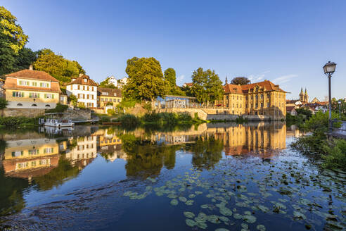 Deutschland, Bayern, Bamberg, Villa Concordia und umliegende Häuser spiegeln sich im Fluss Regnitz - WDF06159