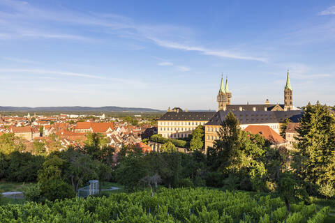 Deutschland, Bayern, Bamberg, Bamberger Dom und umliegende Altstadtgebäude in der Abenddämmerung, lizenzfreies Stockfoto