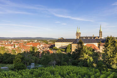 Deutschland, Bayern, Bamberg, Bamberger Dom und umliegende Altstadtgebäude in der Abenddämmerung - WDF06161