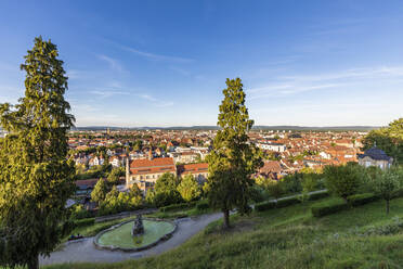 Deutschland, Bayern, Bamberg, Altstadt vom Michaelsberger Garten aus gesehen in der Abenddämmerung - WDF06163