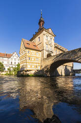 Deutschland, Bayern, Bamberg, Fluss Regnitz und altes Rathaus im Frühling - WDF06164