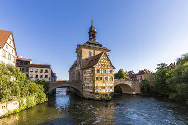 Deutschland, Bayern, Bamberg, Fluss Regnitz und altes Rathaus im Frühling - WDF06165