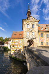 Deutschland, Bayern, Bamberg, Obere Brucke und altes Rathaus im Frühling - WDF06166