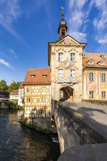 Deutschland, Bayern, Bamberg, Obere Brucke und altes Rathaus im Frühling - WDF06166