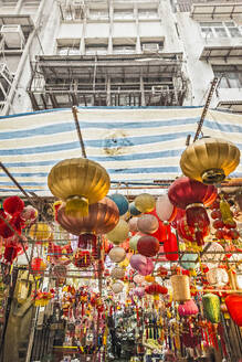 Lampions hängen in einer asiatischen Straße, Hongkong, China - DHEF00199