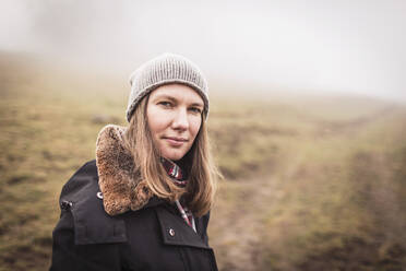 Porträt einer Frau in nebliger Landschaft - DHEF00241