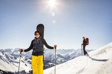 Mann beim Skitourengehen auf einen Berggipfel, Achenkirch, Österreich - DHEF00248