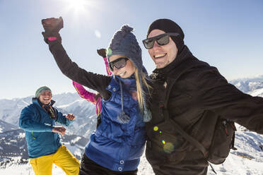 Gruppe von glücklichen Freunden auf einem Berggipfel im Winter, Achenkirch, Österreich - DHEF00252