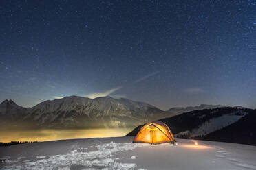 Nachtlandschaft eines leuchtenden Zeltes im Schnee, Achenkirch, Österreich - DHEF00261