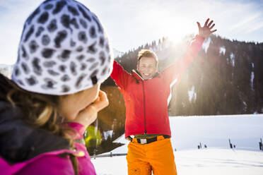 Pärchen hat Spaß im Schnee, Achenkirch, Österreich - DHEF00264