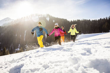 Gruppe unbeschwerter Freunde beim Laufen und Spaß haben im Schnee, Achenkirch, Österreich - DHEF00279