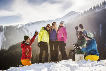 Eine Gruppe unbeschwerter Freunde hat Spaß im Schnee, Achenkirch, Österreich - DHEF00296