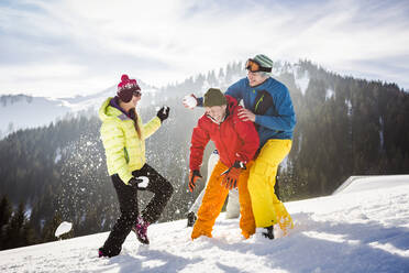 Eine Gruppe unbeschwerter Freunde hat Spaß im Schnee, Achenkirch, Österreich - DHEF00297