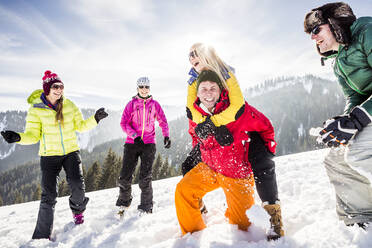 Eine Gruppe unbeschwerter Freunde hat Spaß im Schnee, Achenkirch, Österreich - DHEF00301