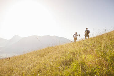 Pärchen beim Wandern in den Bergen, Achenkirch, Österreich - DHEF00310