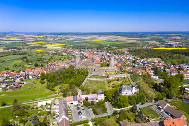 Deutschland, Hessen, Munzenberg, Blick aus dem Hubschrauber auf Schloss Munzenberg und das umliegende Dorf im Sommer - AMF08382
