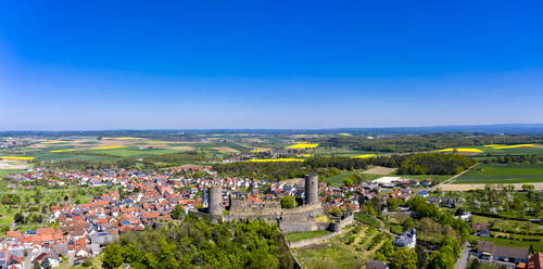 Deutschland, Hessen, Munzenberg, Blick aus dem Hubschrauber auf Schloss Munzenberg und das umliegende Dorf im Sommer - AMF08385