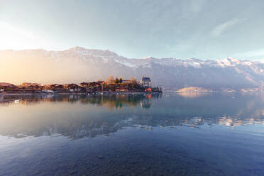 Landschaft von friedlichen blauen See mit kleinen Pier und Boote auf dem Hintergrund der Berge in der Sonne, Schweiz - ADSF10809