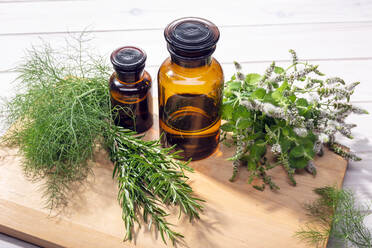 Ätherisches Kräuteröl: Pfefferminz-, Rosmarin- und Fenchelöl für Aromatherapie, Wellness, Hautpflege, pflanzliche Heilmittel - ADSF10840