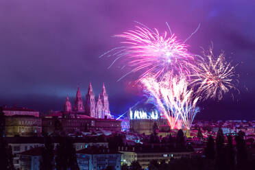 Entfernte bunte Feuerwerk neben Santiago de Compostela Kathedrale Türme in lila Abend sly - ADSF10844