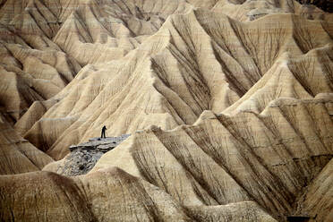 Fotograf in der Wüste der Bardenas Reales in Navarra - CAVF88126