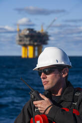 Offshore-Energieerzeugung mit Person auf Schiff - CAVF88155