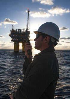 Offshore-Energieerzeugung mit Person auf Schiff - CAVF88156