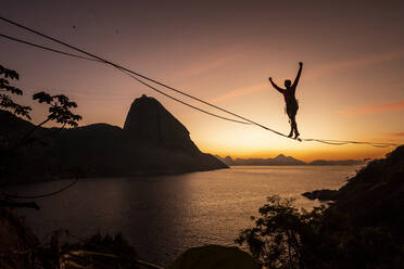 Schöne Sonnenaufgang Blick auf Mann zu Fuß auf Highline mit Zuckerhut - CAVF88172