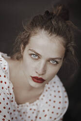 Close-up-Porträt einer Frau mit leuchtenden Augen und rotem Lippenstift - CAVF88186