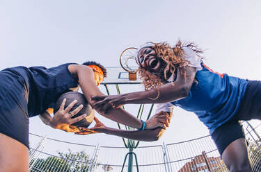 Lateinamerikanische und afrikanische Frauen spielen Basketball - CAVF88201