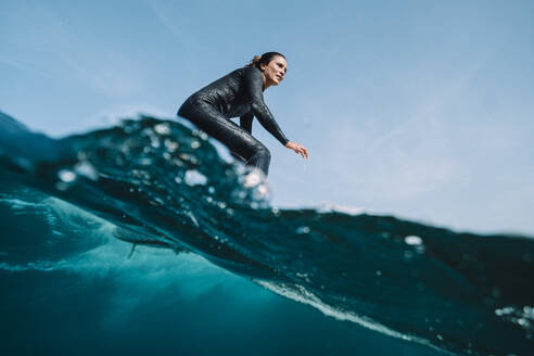 Nahaufnahme eines geteilten Bildes einer Surferin auf einer Welle - CAVF88229